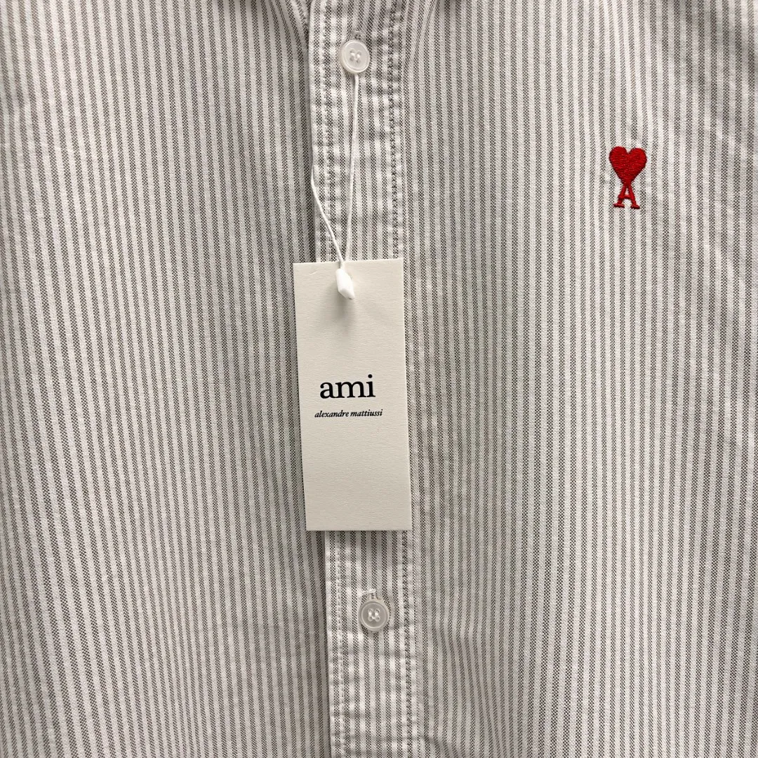 P210 Ralph Lauren/Ralph Lauren cow-like striped embroidered shirt is made of 100% cotton Oxford fabric. The 100% cotton material makes it very breathable. It is comfortable to wear and not easy to sweat. It has a loose fit and has a three-dimensional upper body. The lines are smooth and natural. From the shoulder line to the waistline and then to the hem, the line transition is smooth. There are no unnecessary folds or accumulation. The whole body is neat and stretched. The chest is embellished with the iconic love embroidery. Simple but highly recognizable. The color transition of the embroidery thread is natural. The stitches are even and uniform in size. The stitches can also connect naturally and the lines are smooth and not stiff. Size: S M L XL